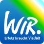 Farbverlauf von Blau über, Grün, Gelb bis Weiß. Darauf in weißer Schrift WIR. Erfolg braucht Vielfalt.