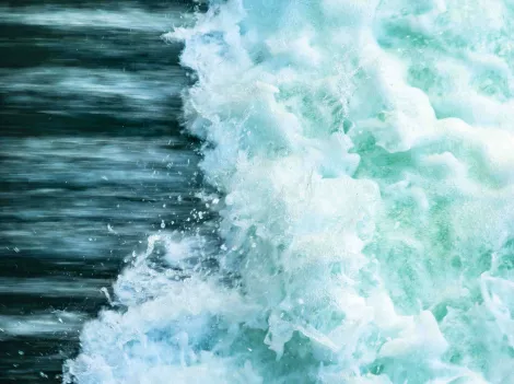 Wassermassen, die eine die Schleuse laufen.