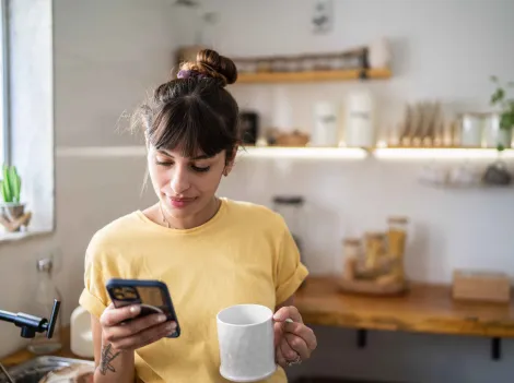 Frau bekommt auf ihrem Handy eine digitale Zahlungserinnerung.