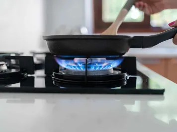 Eine Pfanne auf einem Gasherd.