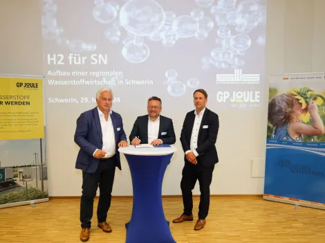 Dr. Wolf und Herr Nispel sowie Hr. Steinau (Geschäftsführer GP Joule) unterschreiben den Letter of Intent.