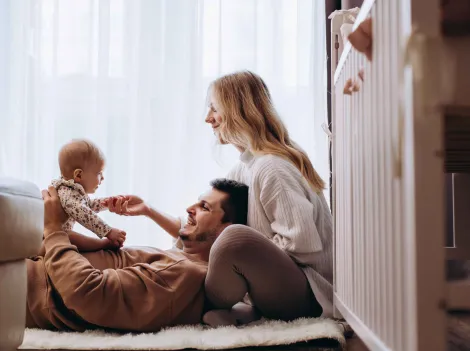 Eine Familie genießt die Wärme im Zuhause.