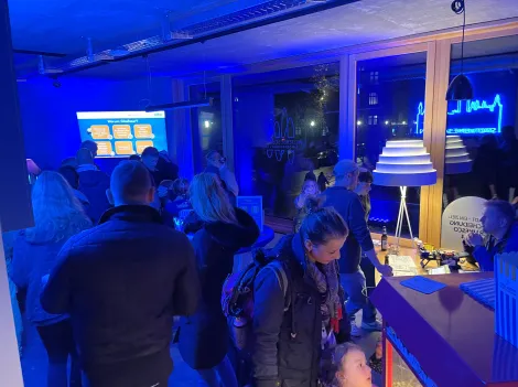 Besucher im Showroom der Stadtwerke Schwerin.