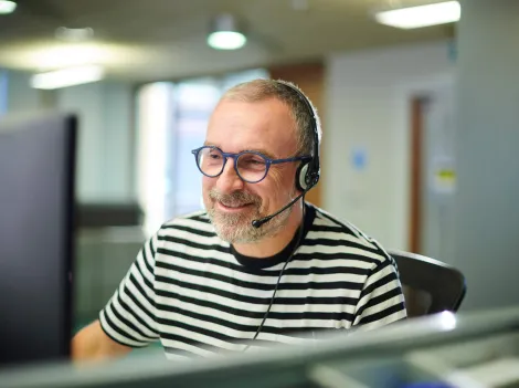 Ein Servicemitarbeiter mit Headset im Gespräch