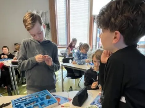 Zwei Schüler bauen ein Solarmodell