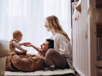 Eine Familie genießt die Wärme im Zuhause.