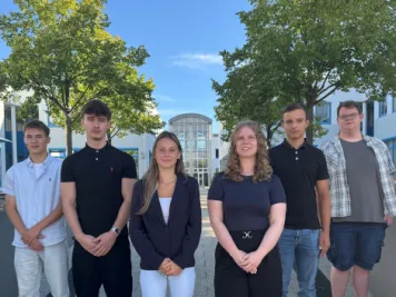 Gruppenbild mit jungen Auszubildenden