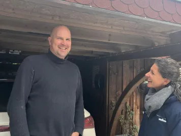 Stadtwerkemitarbeiterin beim Glasfaserkunden