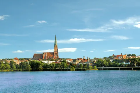 Blick auf Schwerin über den Schweriner See.