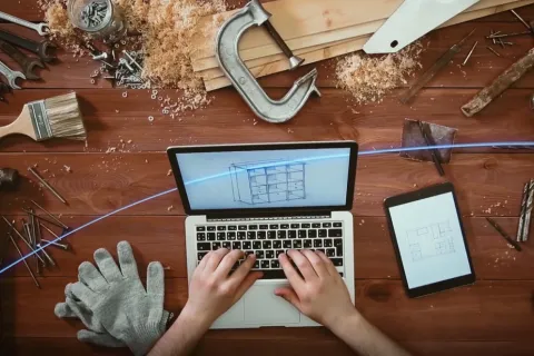 Ein Laptop steht auf einer Werkbank.