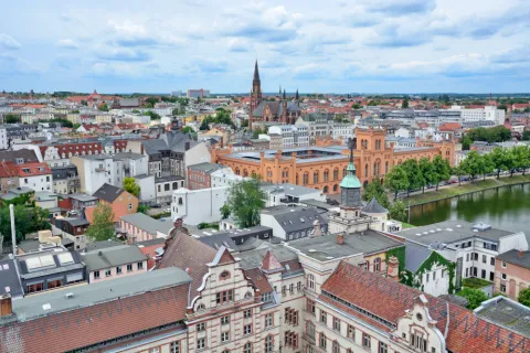 Pfaffenteich mit Uferpromenade in Schwerin.