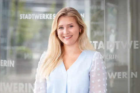 Eine Mitarbeiterin der Stadtwerke Schwerin lächelt in die Kamera.