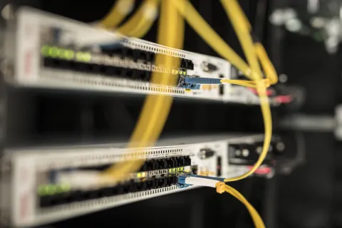 Lichter und Kabelverbindung im Technikschrank