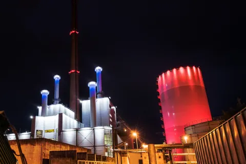 Unser Heizkraftwerk bei Nacht.