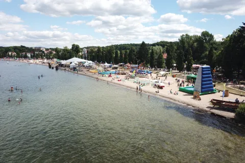 Luftbild Zippendorfer Strand im Sommer mit Buden und Aktionsständen beim Insel- und Strandfest der Stadtwerke