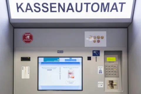 Frontansicht des Kassenautomaten im Schweriner Stadthaus.