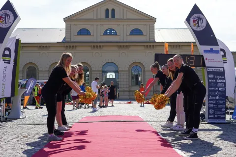 Ziel der Triathlonstrecke gesäumt mit Cheerleadern und Schweriner Marstall im Hintergrund.