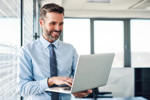 Geschäftsmann mit Laptop