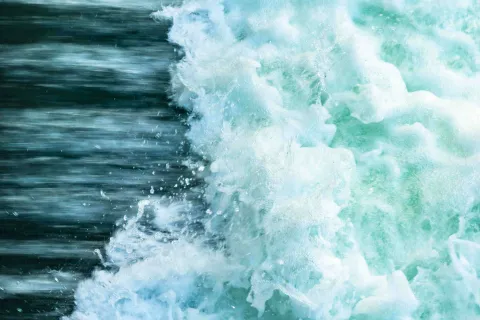 Wasser läuft durch die Schleuse.