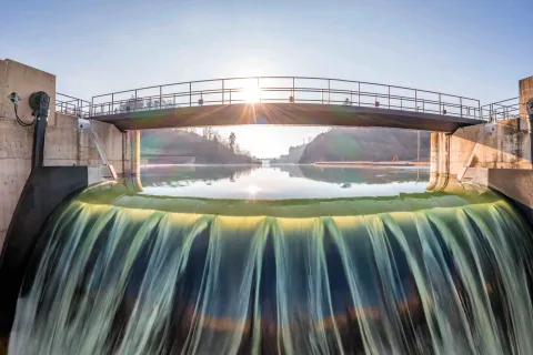 Wasser läuft durch eine Schleuse.
