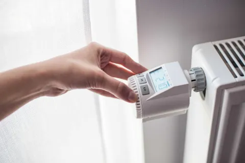 Die Nutzung eines modernen Thermostatventil für die Heizung spart Energie.