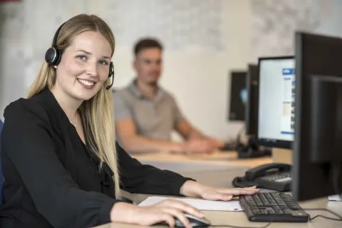 Eine Auszubildende sitzt vor ihrem PC.