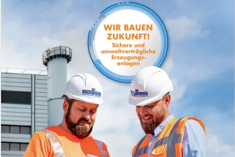 Mitarbeiter der Stadtwerke stehen vor dem Kraftwerk