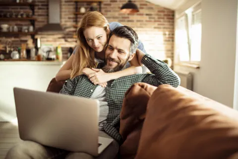 Nahaufnahme eines liebevollen jungen Paares mit einem Laptop. zu Hause