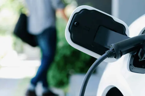 Elektroauto wird aufgeladen.