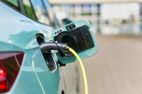 Ein Elektroauto wird aufgeladen.