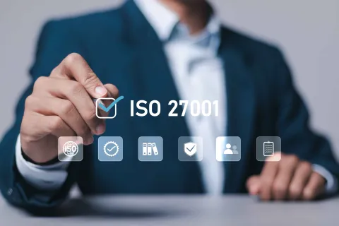 Mann schreibt ISO 27001