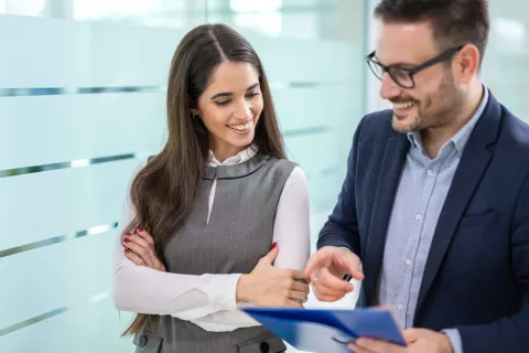 Zwei Kollegen sprechen miteinander.