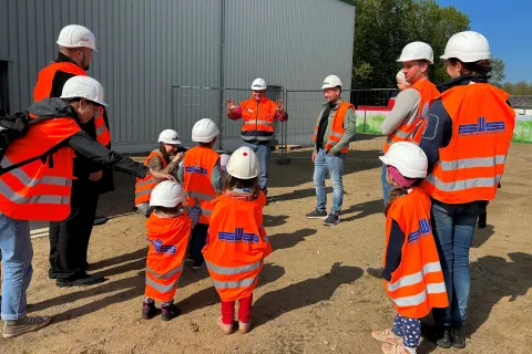 Vorschulkinder stehen vor der Geothermieanalge in Schwerin Lankow.