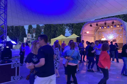 Mitarbeitende der Stadtwerke tanzen auf dem Sommerfest