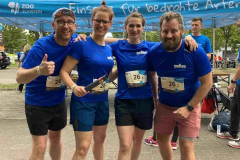 Mitarbeitende der Stadtwerke in blauer Sportkleidung
