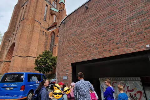 Eine Gruppe Kinder vor unserer technischen Station.