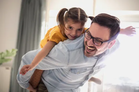 Vater und Tochter haben zuhause Spaß