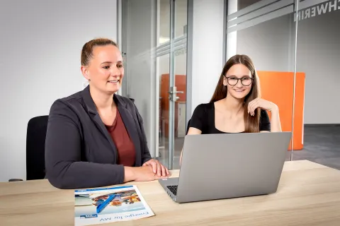 Die Betreuerin bei den Stadtwerken Schwerin bringt der Praktikantin etwas bei.