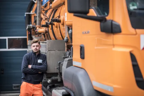 Ein Auszubildender bei der Arbeit.
