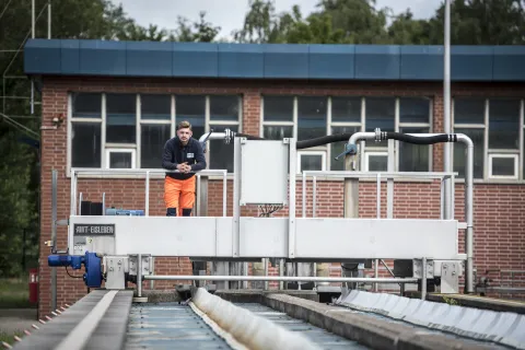 Ein Auszubildender bei der Arbeit.