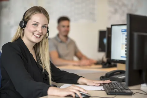 Zwei Azubis arbeiten am Computer.