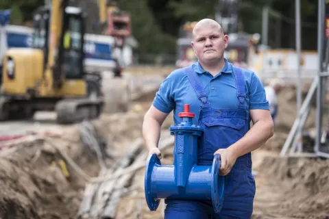 Ein Auszubildender bei der Arbeit.