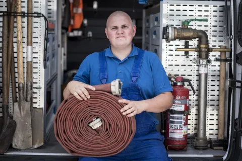 Ein Auszubildender bei der Arbeit.