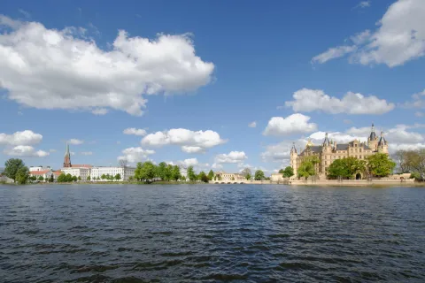 Blick auf Schwerin vom Schweriner See aus.