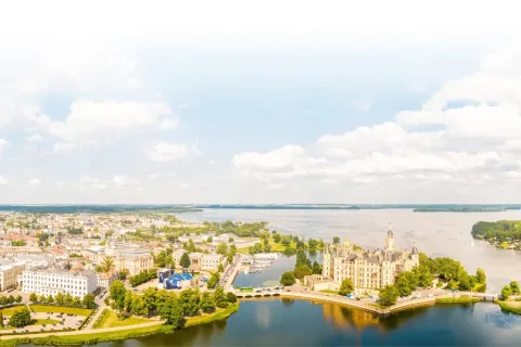 Blick auf Schwerin und über den Schweriner See aus der Luft.