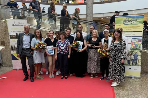 Gruppenbild vor der Rolltreppe in einem Einkaufscenter.