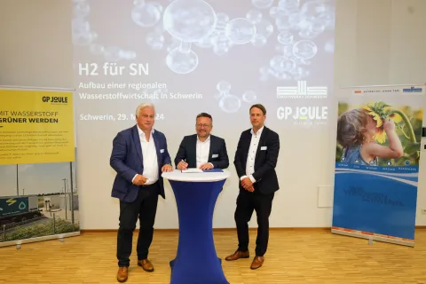 Dr. Wolf und Herr Nispel sowie Hr. Steinau (Geschäftsführer GP Joule) unterschreiben den Letter of Intent.