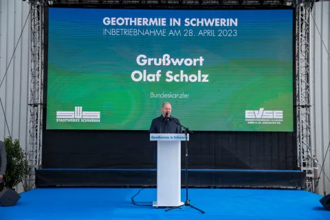 Bundeskanzler Scholz steht an einem Rednerpult anlässlich des Festaktes zur Inbetriebnahme der Tiefenpumpe.