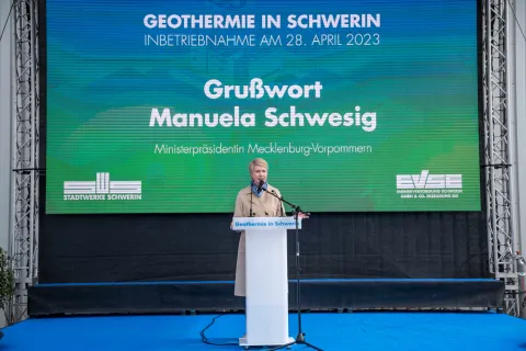 Ministerpräsidentin Schwesig steht an einem Rednerpult anlässlich des Festaktes zur Inbetriebnahme der Tiefenpumpe.