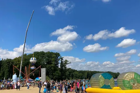Zippendorfer Strand mit großen Spielattraktionen für Kinder: begehbare Wasserrollen, Kletterturm, Trampolinanlage u.v.m.